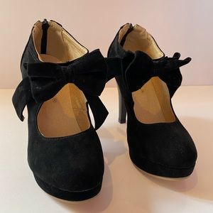 Black heels with cute bow and zipper